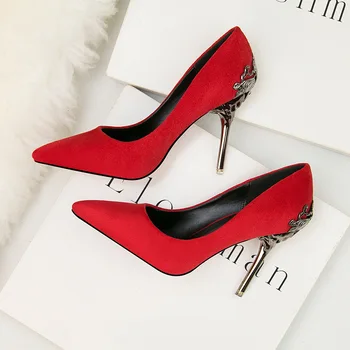 Korėjos stiliaus pažymėjo tne vieną batai, moteriški batai, vestuviniai bateliai raudonos spalvos vestuvinius batelius metalo tuščiaviduriai suede stiletto kulniukai